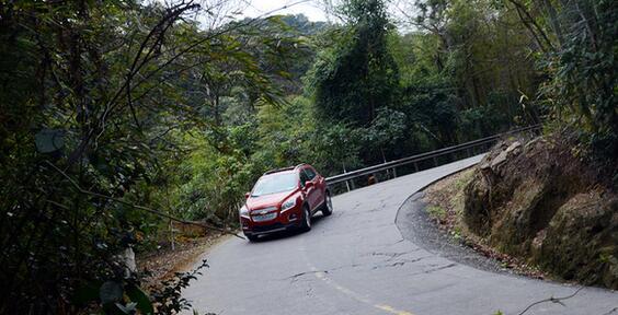 重庆旅游包车：弯道开车技巧