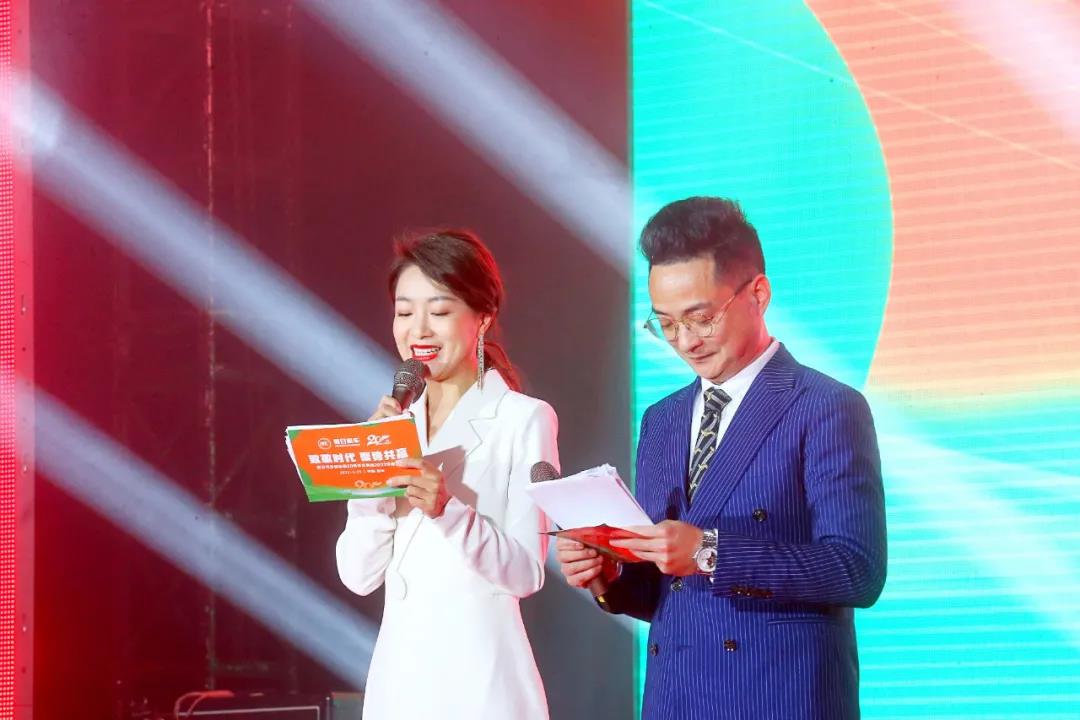 致敬时代,聚势共赢---假日租车20周年庆暨年度盛典圆满举行 致敬时代,聚势共赢---假日租车20周年庆暨年度盛典圆满举行