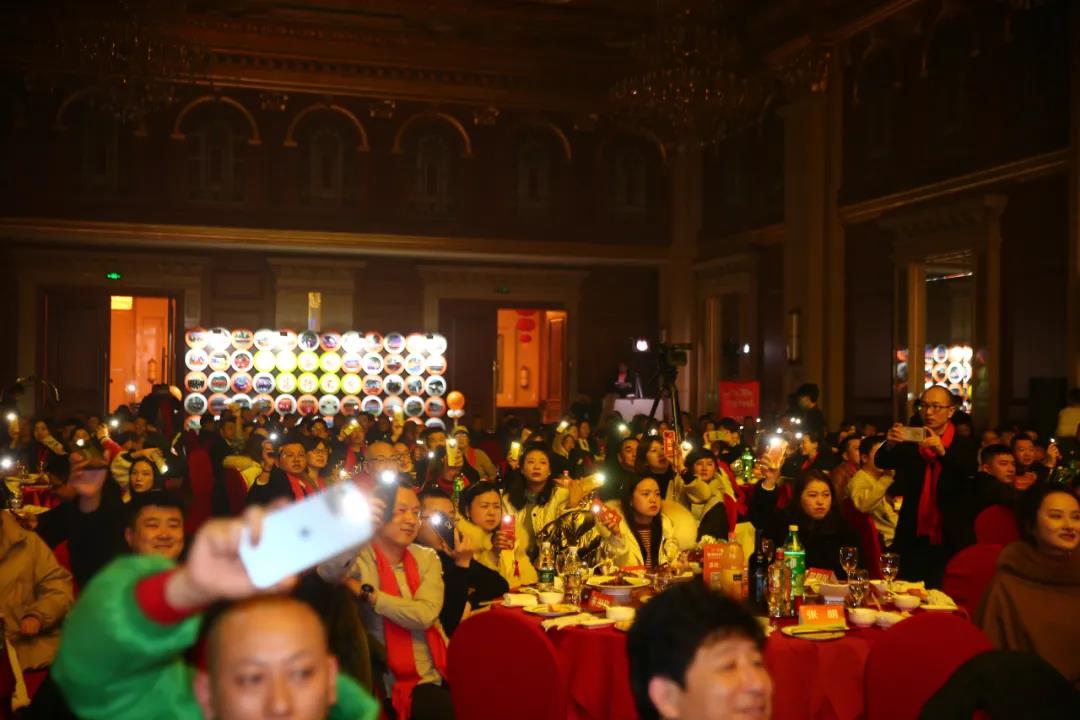 致敬时代,聚势共赢---假日租车20周年庆暨年度盛典圆满举行 致敬时代,聚势共赢---假日租车20周年庆暨年度盛典圆满举行